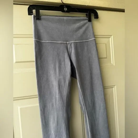 Lululemon Wunder Under High-Rise Tight *Snow Washed 28"
Washed Luna Size 4 - Picture 5 of 14
